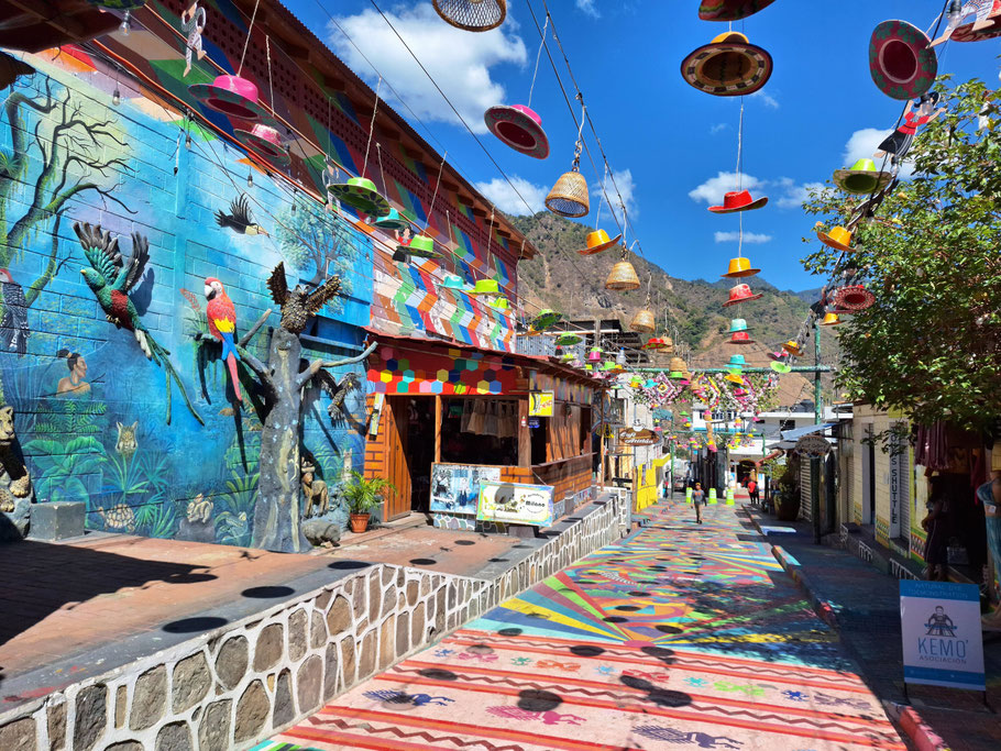 Guatemala, lac Atitlán : calle de Los Sombreros à San Juan