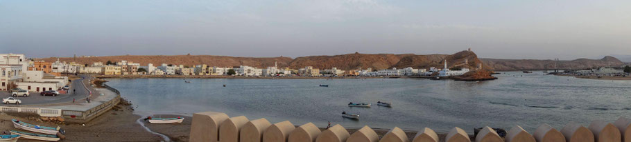 Oman, le port d'Al Ayjah et le pont suspendu menant à Sur vus du phare