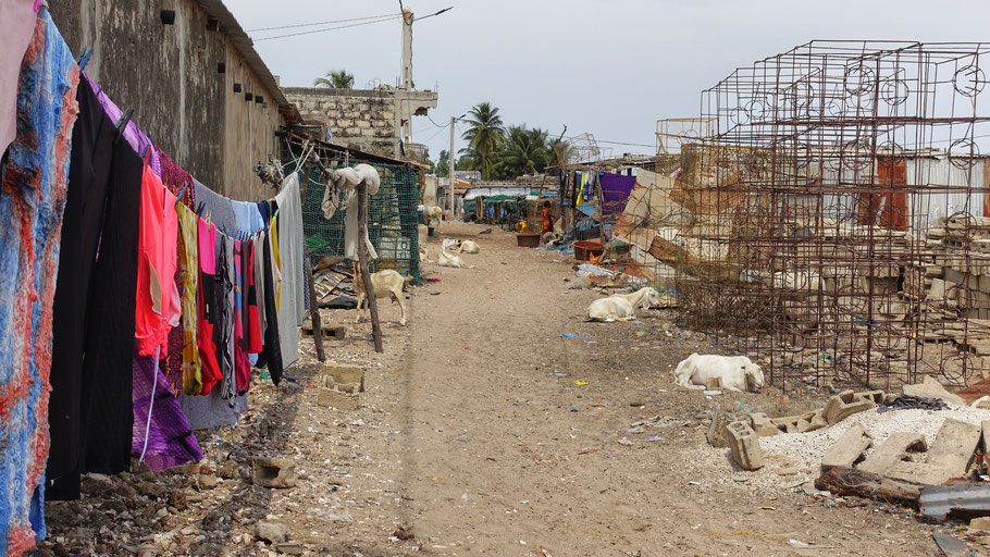 Sénégal, Sine Saloum : ruelle du village de Djiffer