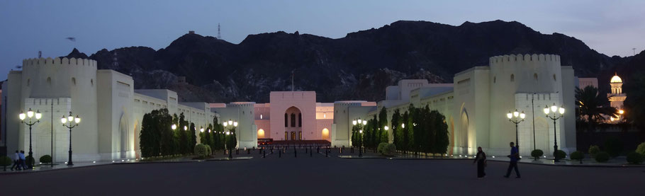 Vieux Mascate avec au fond, le Musée national d'Oman