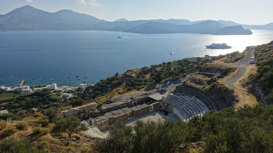 Grèce, Cyclades : le théâtre antique de Milos (IIe s av. J.-C.), près de Plaka, surplombe le petit port de pêche de Klima