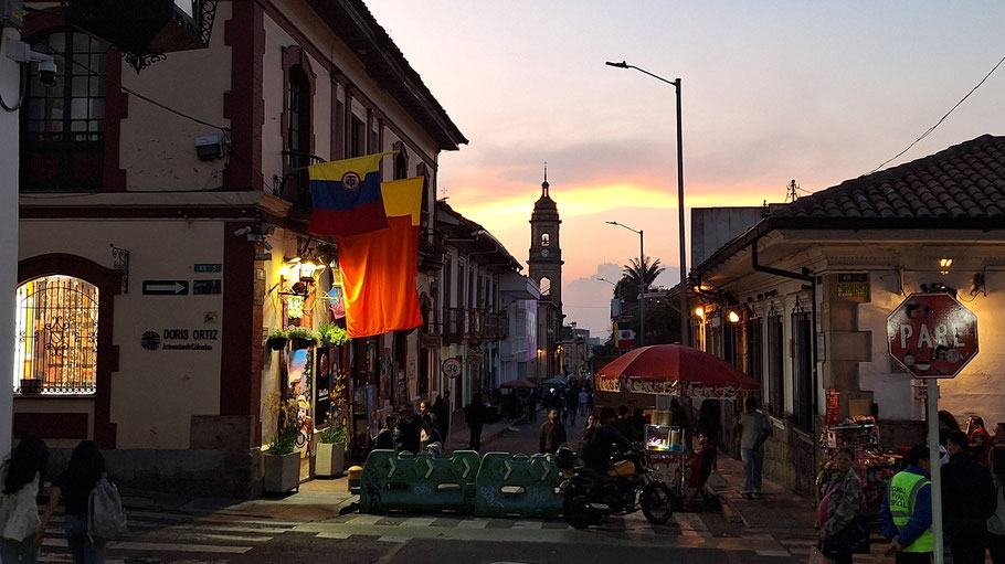 Colombie, Bogota : calle 11 descendant vers la Plaza Mayor