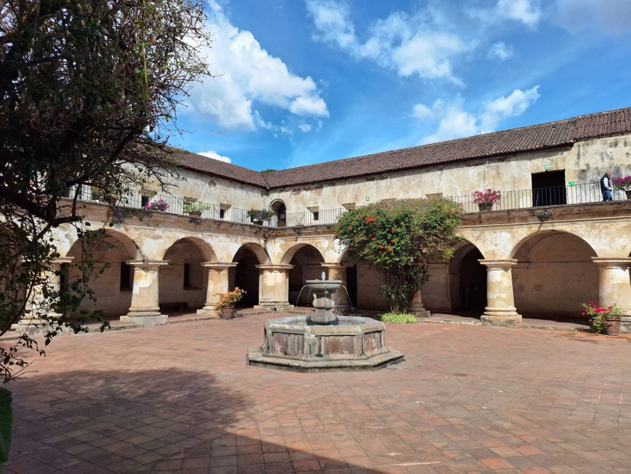 Guatemala, Antigua : cloître du couvent de las Capuchinas