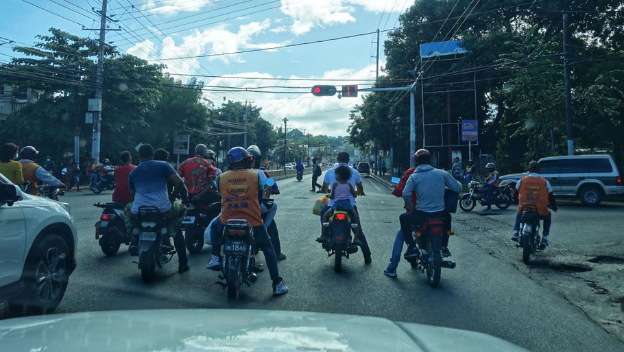Carrefour à Puerto Plata : le casque, c'est en option en RD...