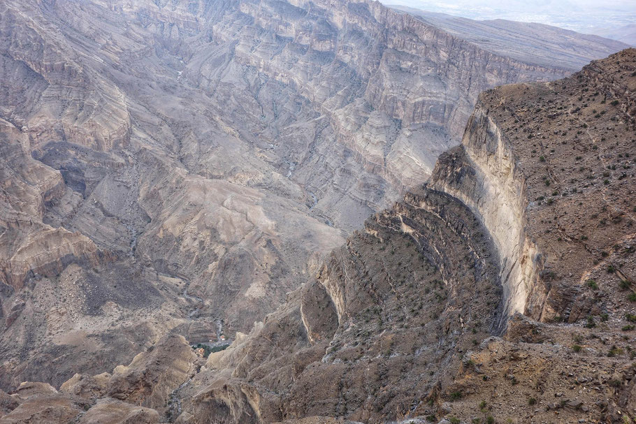 Oman, Grand Canyon d'Arabie avec en contrebas le hameau d'Al Nakhar et le Wadi Ghul