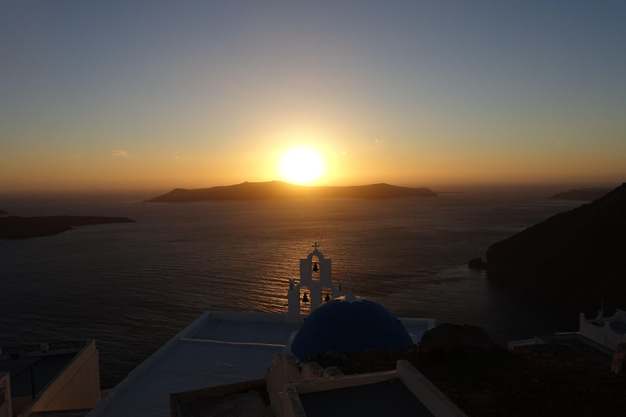 Grèce, Cyclades : Santorin, coucher de soleil sur la caldeira et l'église de Saint Théodore (Trois cloches de Fira)