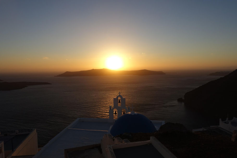 Grèce, Cyclades : Santorin, coucher de soleil sur la caldeira et l'église de Saint Théodore (Trois cloches de Fira)