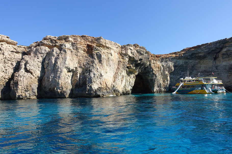 Malte : Comino, Crystal Lagoon avec le bateau de Sea Adventure très mal amarré juste devant la grotte