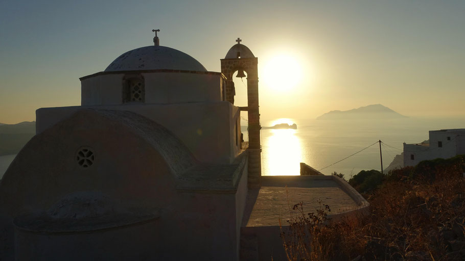 Grèce, Cyclades : Milos, Eglise orthodoxe Panagia Thalassitra à Plaka, premier spot très prisé pour le coucher de soleil