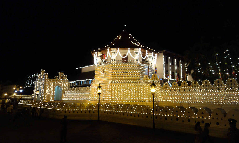 Sri Lanka, Kandy : temple de la Dent illuminé pour l'Esala Perahera