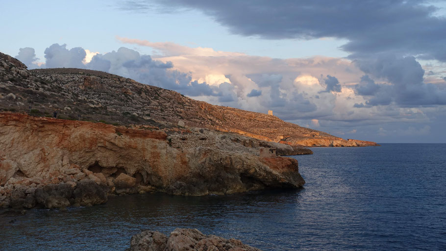 Malte : littoral vu de Ghar Lapsi avec la tour de Hamrija au loin