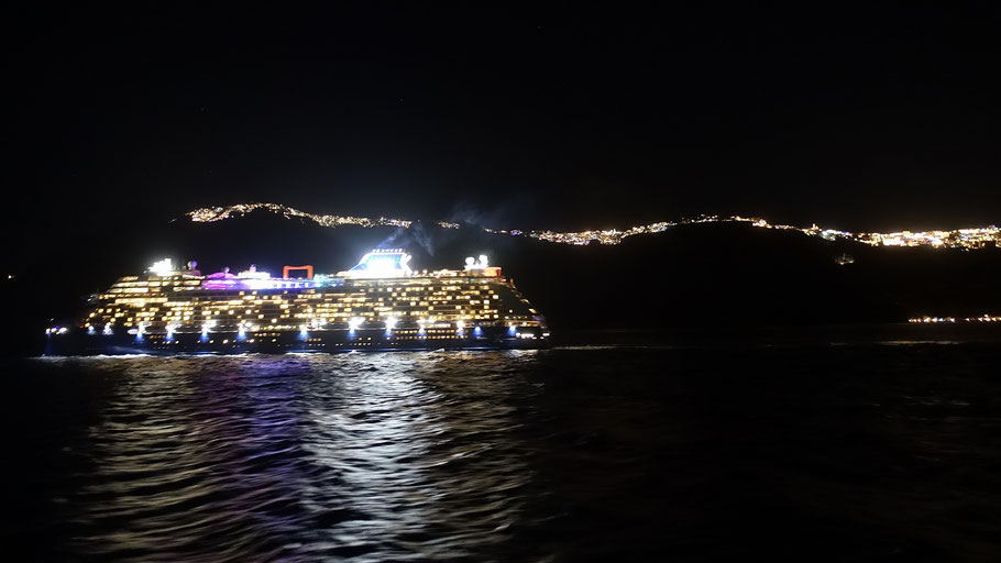 Grèce, Cyclades : arrivée en ferry de nuit dans la caldeira de Santorin avec Fira en arrière plan