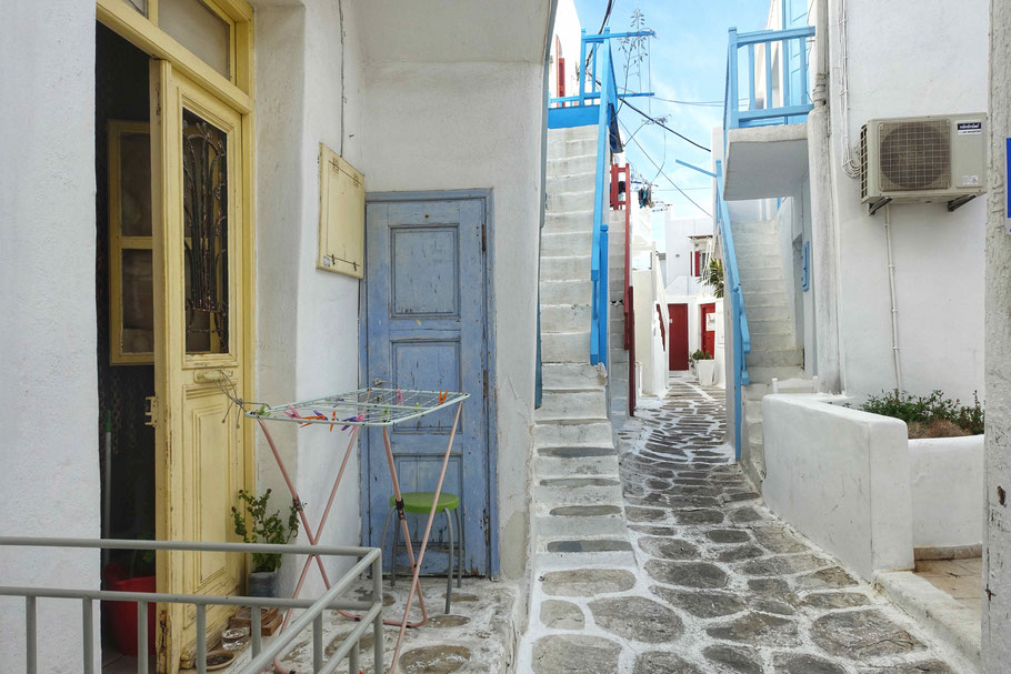 Grèce, Cyclades : ruelle typique de Mykonos avec ses escaliers bien raides