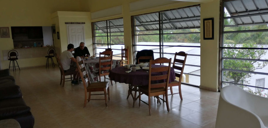 Hôtel Al Mare : la salle de l'ancien restaurant, qui sert encore lorsqu'il pleut, n'est pas très gaie...