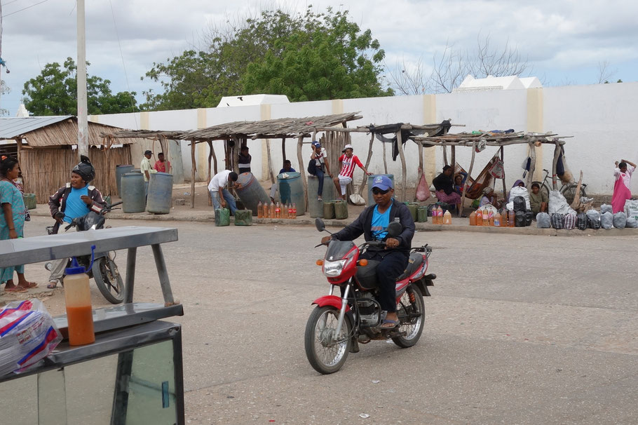 Colombie : vendeurs de gazolina dans une rue d'Uribia
