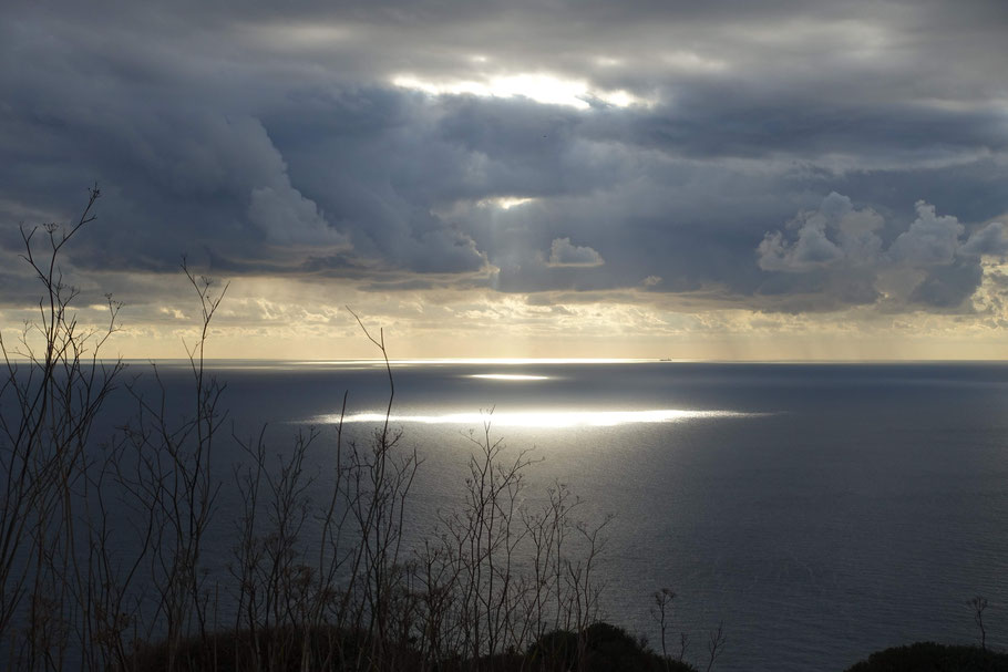 Lumière sur la mer (route panoramique, près de Il-Qaws et Dingli Cliffs) 