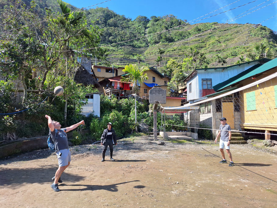 Petite partie de volley avec notre guide Vicente (Batad, Banaue)