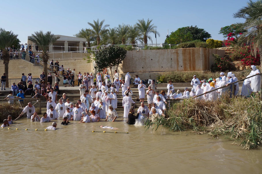 Jordanie, baptêmes dans le Jourdain sur la rive de la Cisjordanie