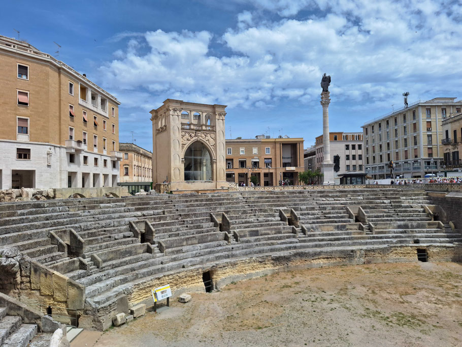 Les Pouilles : Lecce, Piazza Sant'Oronzo et son amphithéâtre romain