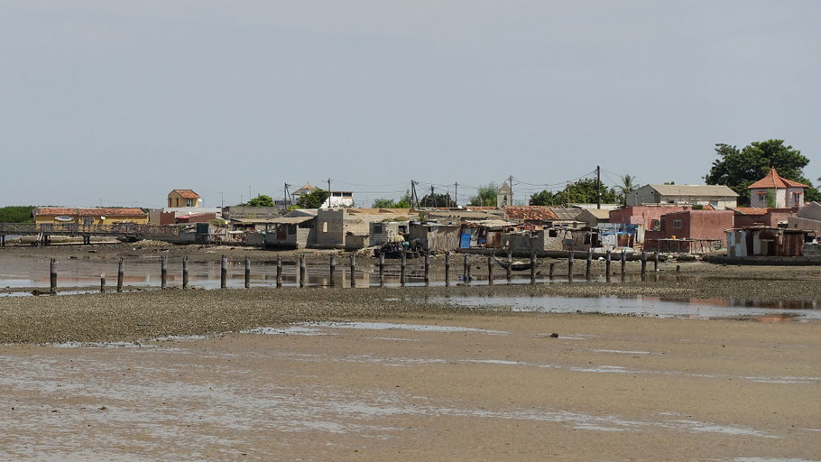 Sénégal : l'île de Fadiouth avec en premier plan les poteaux de son ancien pont