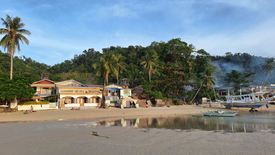 Plage Corong Corong et Panari Lodge (à gauche)
