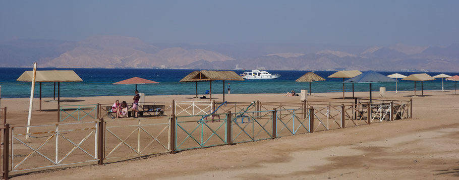 Jordanie : plage publique au Sud d'Aqaba. En face, Israël
