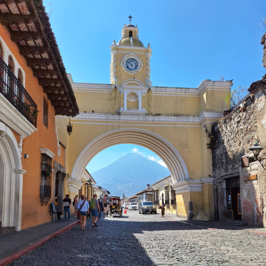 Guatemala, Antigua : Arco de Santa Catalina et volcan de Agua au loin