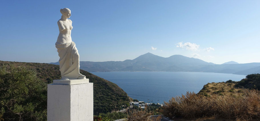 Grèce, Cyclades : copie de la Vénus de Milo (trouvée par hasard en 1820 par un paysan grec) au dessus du port de pêche de Klima