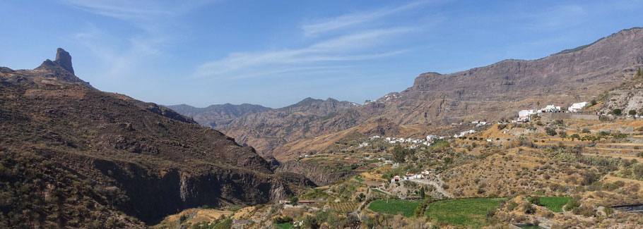 Grande Canarie : Roque Bentayga et le village de Tejeda au loin