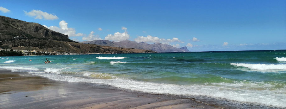 Sicile : plage de Castellammare del Golfo avec vue sur le cap San Vito