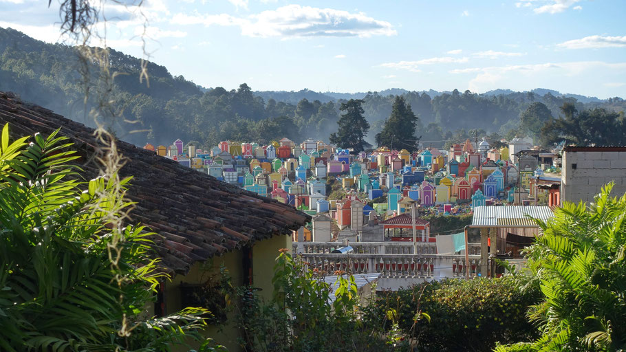 Guatemala, Chichicastenango : le cimetière vu de l'hôtel Museo Mayan Inn