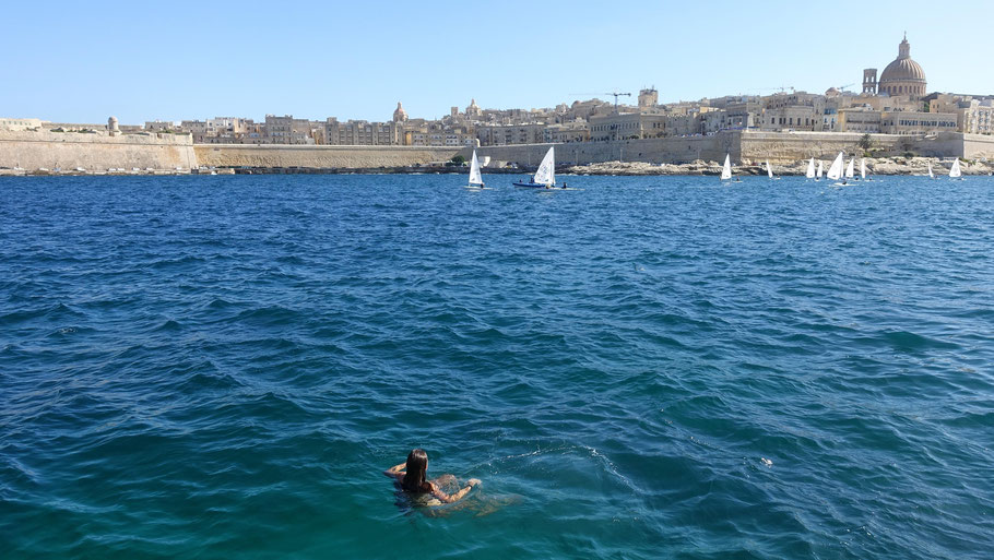 Malte, baignade face à La Valette