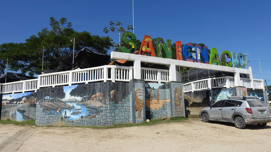 Belize : entrée très colorée du marché de San Ignacio, au bord de la rivière