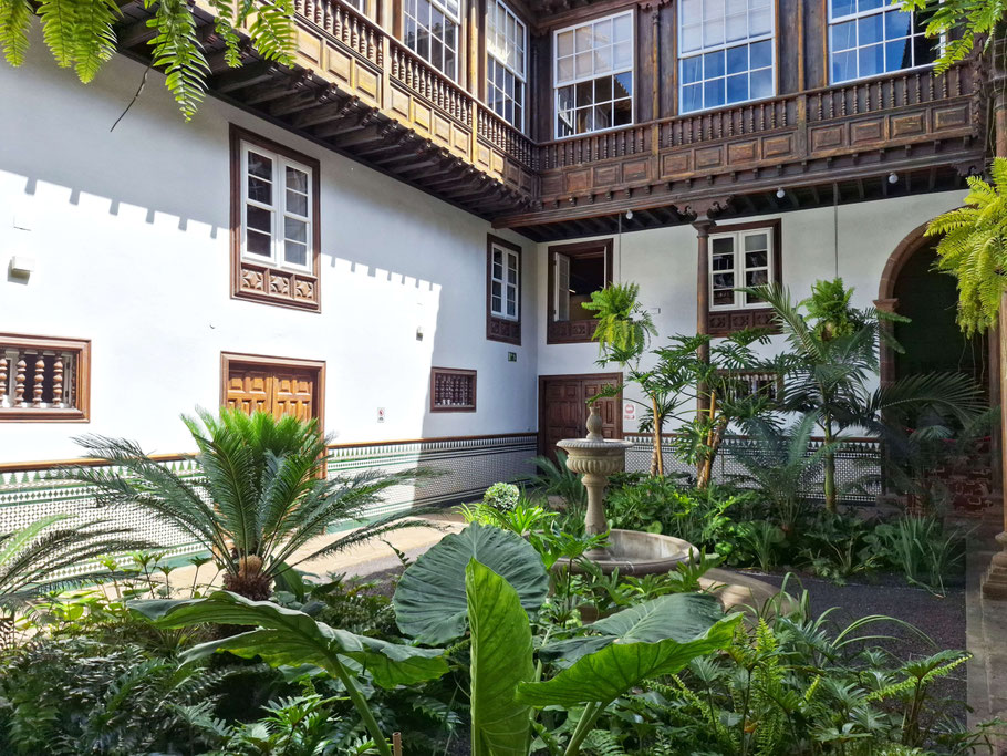 Canaries, Tenerife : patio de la Casa Montañés à La Laguna