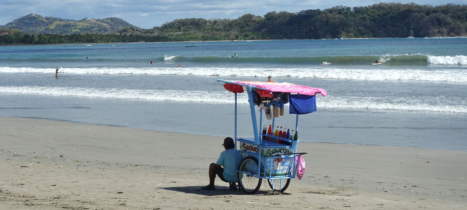Costa Rica : vendeur ambulant sur la plage de Sámara 