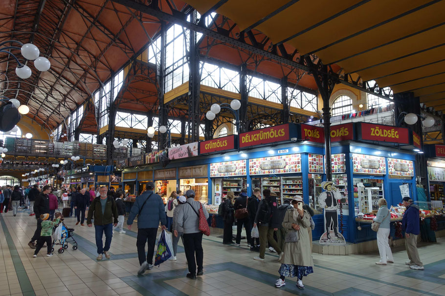 Budapest : intérieur des halles (Fövám tér market)