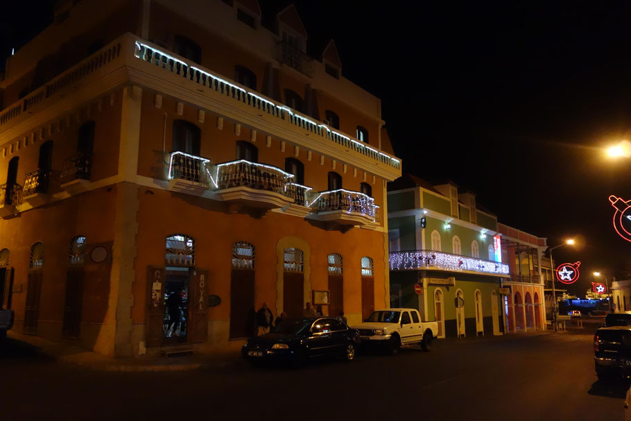 Cap-Vert, São Vicente, Mindelo : Rue de Lisboa (Libertad d'Africa) avec les illuminations de Noël