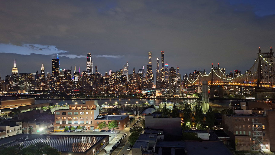 New York, Queens : vue de nuit du roof top "Lost in Paradise" 