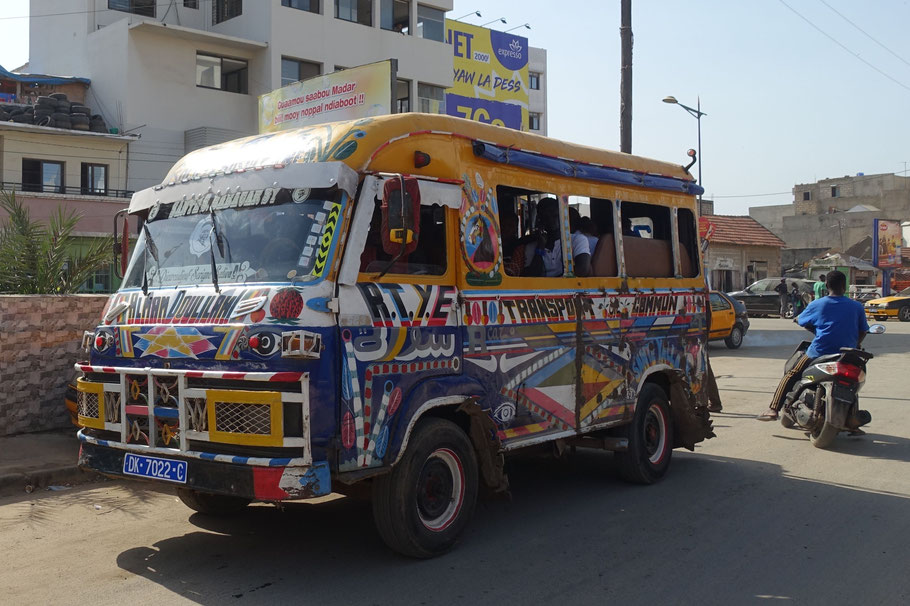 Sénégal, Dakar : petit bus local coloré sur le boulevard Gueule Tapée