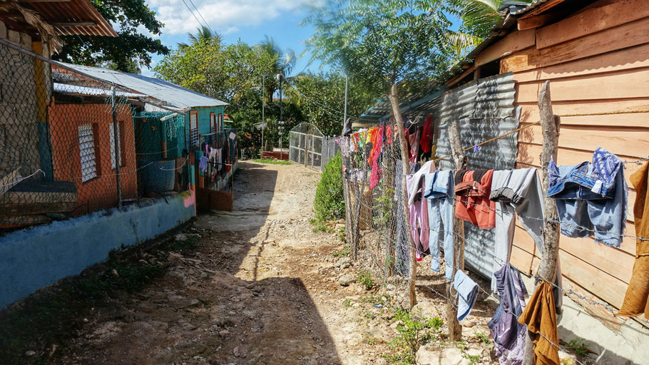 En République Dominicaine, le linge sèche souvent devant la maison