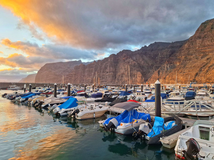 Canaries, Tenerife : coucher de soleil sur le port de Los Gigantes, au pied des falaises