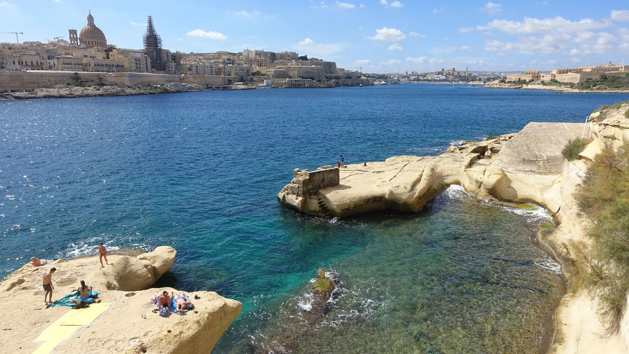 Malte, plage située sous le fort Tigné à Tas-Sliema avec vue sur La Valette