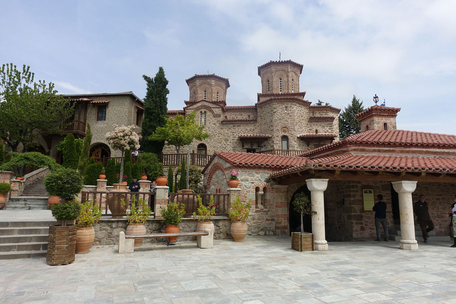 Grèce, Météores : cour centrale du monastère de Varlaam