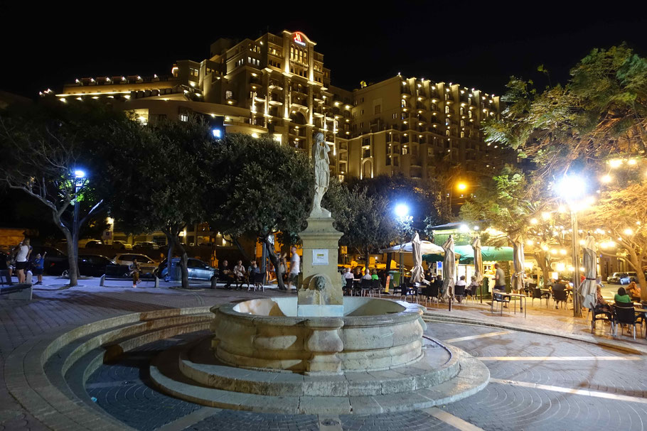 Malte : Balluta Square et le Marriott Hôtel de nuit