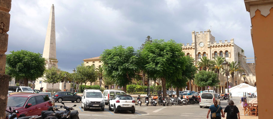 Ciutadella : place des Born, Obélisque et Hôtel de Ville