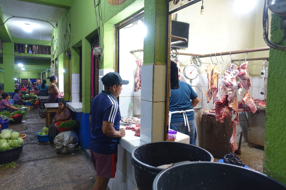 Guatemala : marché intérieur de Santiago Atitlán