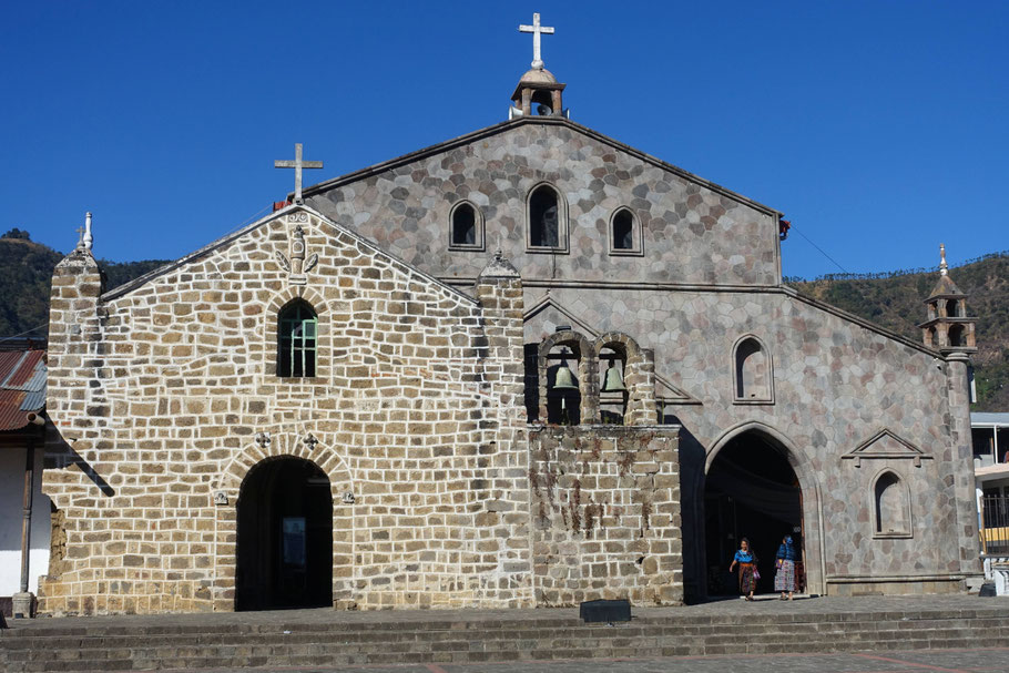 Guatemala : église de San Juan La Laguna, avec ses deux façades
