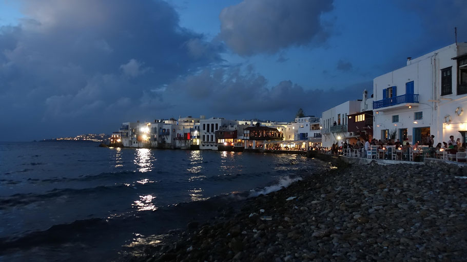 Grèce, Cyclades : Mykonos, Little Venice et sa petite plage à la tombée de la nuit