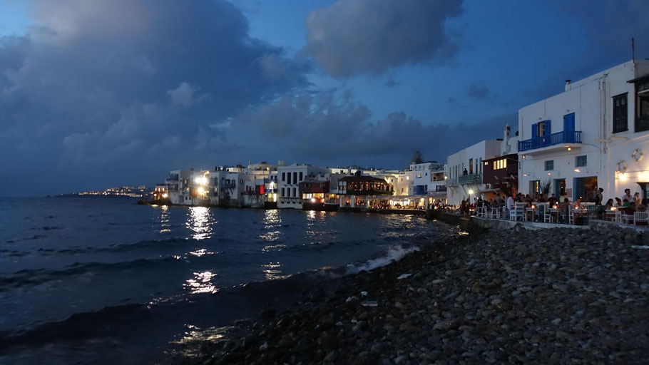 Grèce, Cyclades : Mykonos, Little Venice et sa petite plage à la tombée de la nuit