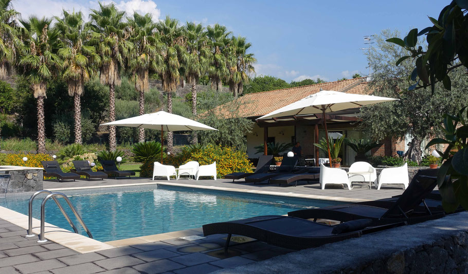 Sicile, Giarre : piscine et jardin de la location Holiday Homes Borgo Papardo